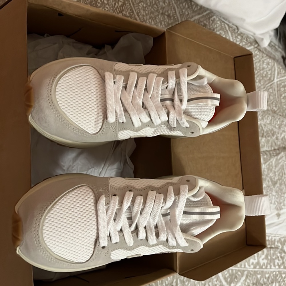 VEJA White Pierre Natural Size 7 US Brand new, never worn, new in box